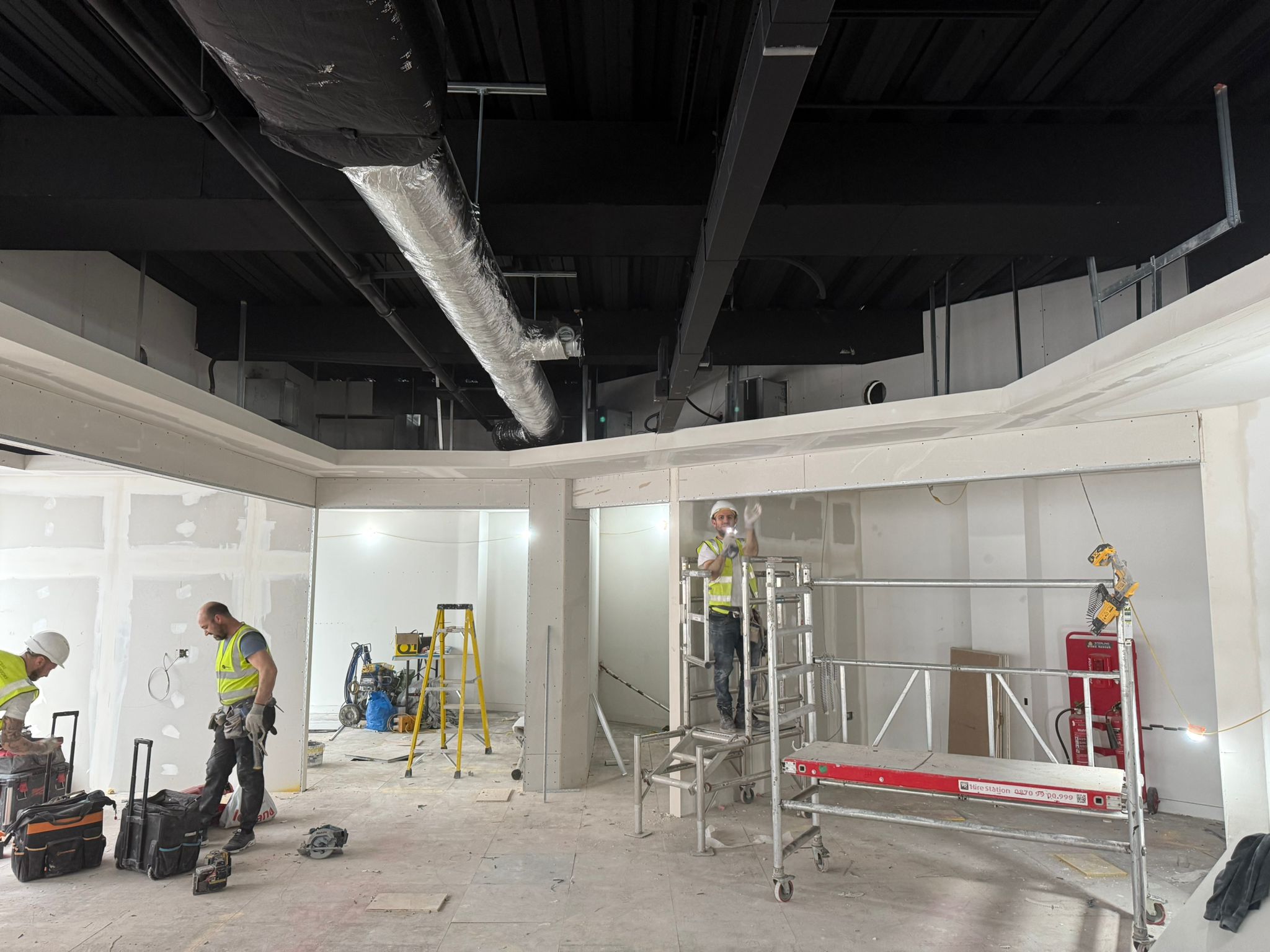 Curved plasterboard ceiling and glass partition installation